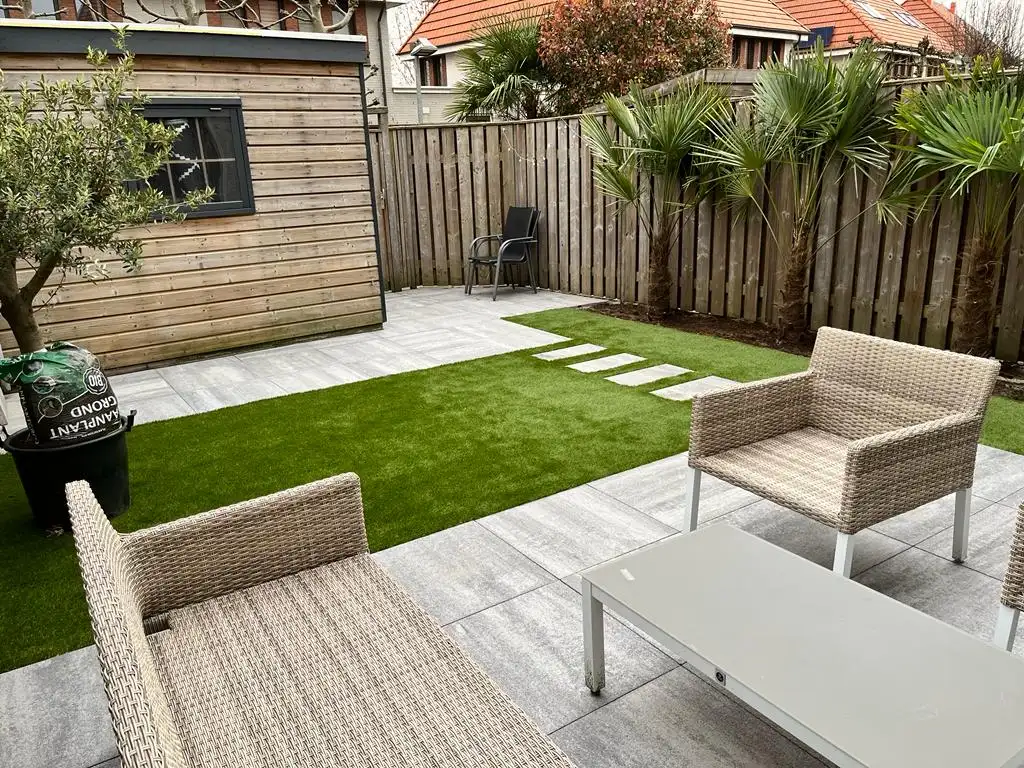 Vakkundige hovenier aan het werk in een tuin in Hoofddorp